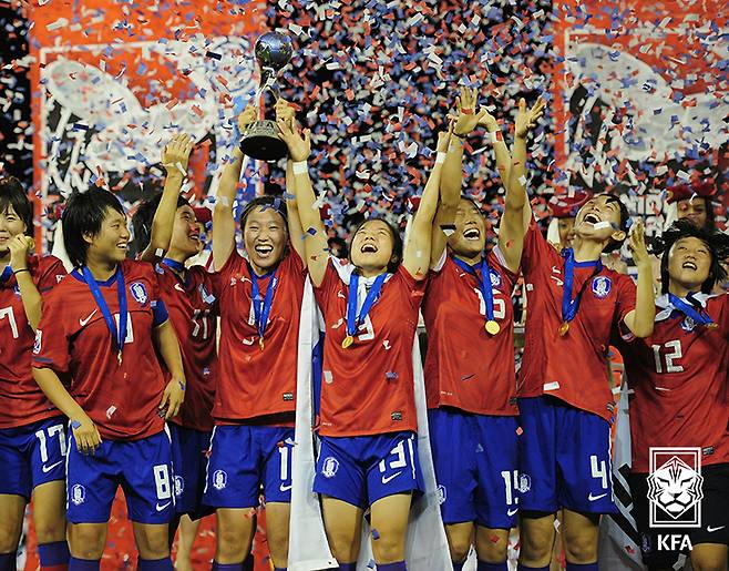 한국축구 사상 최초로 국제축구연맹(FIFA) 주관대회 우승을 차지했던 지난 2010년 여자 U-17 대표팀. /사진=대한축구협회 제공