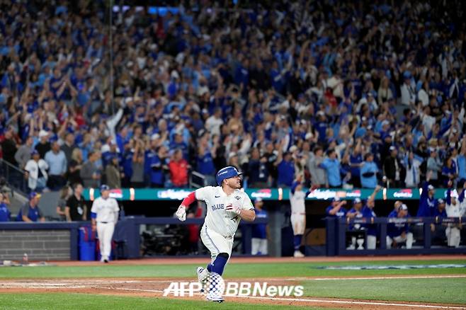 알레한드로 커크가 29일(한국 시각) 캐나다 온타리오주에 위치한 로저스 센터에서 펼쳐진 2025 미국 프로야구 메이저리그(MLB) 포스트시즌 월드시리즈(7전 4선승제) 1차전에서 6회 자신의 투런 홈런 타구를 바라보고 있다. /AFPBBNews=뉴스1