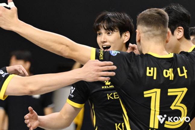 KB손해보험 임성진(왼쪽) 26일 대한항공전에서 득점 후 기뻐하고 있다. /사진=KOVO 제공
