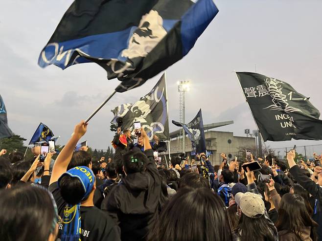 인천 유나이티드 팬들이 26일 구단 클럽하우스를 찾아 팀의 K리그2 우승과 승격을 축하하고 있다. /사진=인천 유나이티드 제공