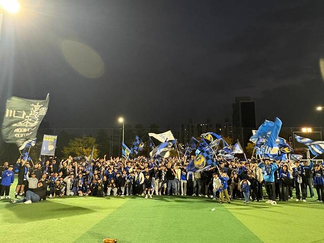 인천 유나이티드 팬들이 26일 구단 클럽하우스를 찾아 팀의 K리그2 우승과 승격을 축하하고 있다. /사진=인천 유나이티드 제공