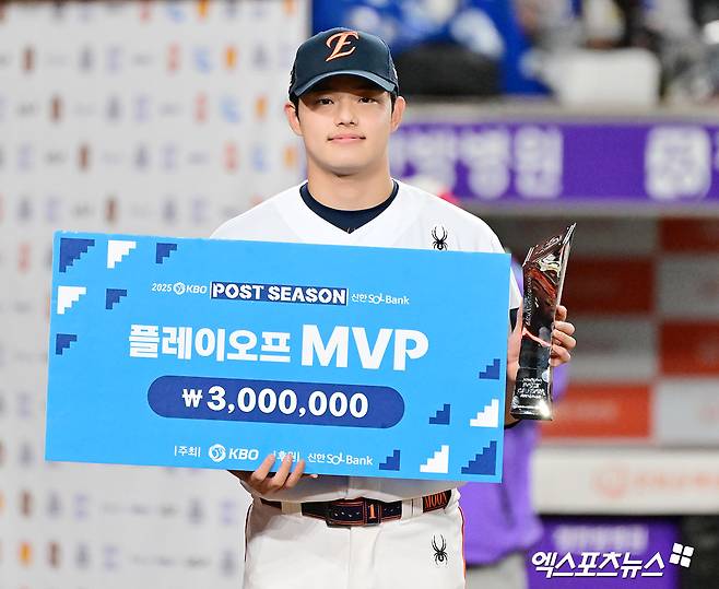 LG 트윈스와 한화 이글스는 오는 26일 서울 잠실야구장에서 2025 신한 SOL Bank KBO 한국시리즈 1차전을 치른다. 25일 미디어데이에서 LG는 외국인 투수 앤더스 톨허스트를, 한화는 문동주를 1차전 선발투수로 예고했다. 문동주는 정규시즌 마지막 등판이었던 9월 27일 대전 LG전에서 ⅔이닝 8피안타(1피홈런) 1탈삼진 6실점으로 난타당하며 패전투수가 됐다. 시즌 상대 평균자책점도 7.04에 달한다. LG로서는 1, 2차전에서 폰세와 와이스를 만나지 않는 것 이상으로 긍정적인 상황이 만들어졌다. 엑스포츠뉴스 DB