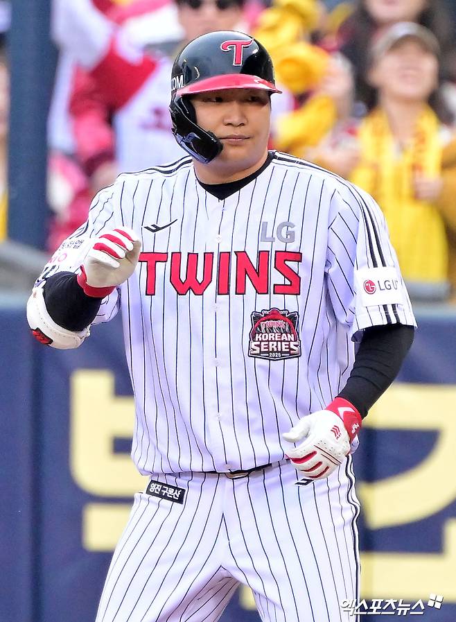 26일 오후 서울 송파구 잠실야구장에서 열린 '2025 신한 SOL Bank KBO 한국시리즈' 한화 이글스와 LG 트윈스의 1차전 경기, 6회말 2사 1,2루 LG 문보경이 1타점 적시타를 날리고 있다. 잠실, 김한준 기자