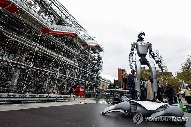 퐁피두 센터 앞 로봇 [EPA 연합뉴스 자료 사진. 재판매 및 DB 금지]