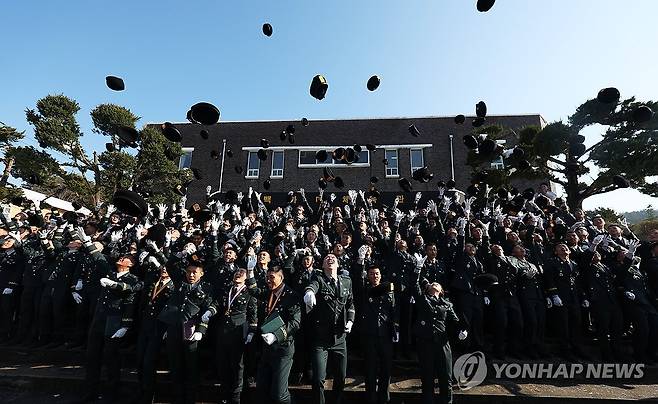 베레모 던지는 신임 특전부사관들 [연합뉴스 자료사진]