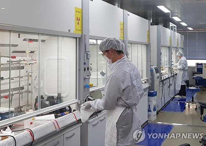 연구 개발 의약품을 연구 개발하는 충북의 한 벤처기업 실험실에서 연구원이 작업 중이다. [촬영 이세원]