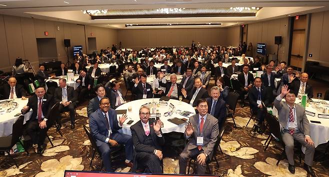 (서울=연합뉴스) 지난 4월 애틀랜타에서 열린 제23차 세계한인비즈니스대회 G2G 포럼에서 참가자들이 단체사진을 촬영하고 있다. 앞줄 맨 오른쪽이 양경호 본부장. [재외동포청 제공]