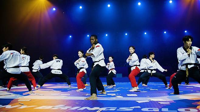 시범 공연하는 브라이언 칼라무(가운데), [세계태권도연맹 제공. 재판매 및 DB 금지]