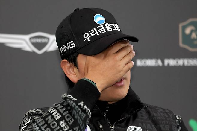 인터뷰 도중 눈물을 닦는 이정환 [KPGA 제공. 재판매 및 DB 금지]