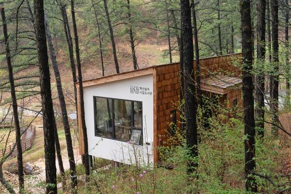 책장을 접은 듯한 전주 ‘학산숲속시집도서관’ 외부 전경. /전북특별자치도 SNS 캡처