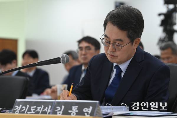 21일 수원시 영통구 경기도청에서 열린 국회 행정안전위원회의 경기도에 대한 국정감사에서 김동연 경기도지사가 메모를 하고 있다. 2025.10.21 /최은성기자 ces7198@kyeongin.com
