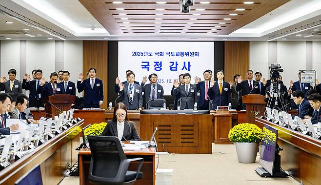 ▲27일 국회 국토교통위원회가 실시한 인천공항공사와 한국공항공사 국정감사에서 이학재 인천공항공사 사장 등 피감기관 관계자들이 선서를 하고 있다. /연합뉴스