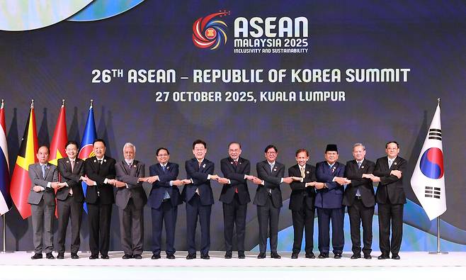 ▲이재명 대통령이 27일 말레이시아 쿠알라룸푸르 컨벤션센터에서 열린 한-아세안 정상회의에서 아세안 정상들과 함께 기념촬영을 하고 있다. &nbsp;왼쪽부터 하우 칸 솜 미얀마 외교부 사무차관, 로런스 웡 싱가포르 총리, 아누틴 찬위라꾼 태국 총리, 사나나 구스마오 동티모르 총리, 팜 민 찐 베트남 총리, 이재명 대통령, 안와르 이브라힘 말레이시아 총리, 페르디난드 마르코스 필리핀 대통령, 하사날 볼키아 브루나이 국왕, 프라보워 수비안토 인도네시아 대통령, 훈 마네트 캄보디아 총리, 손싸이 시판돈 라오스 총리. /연합뉴스