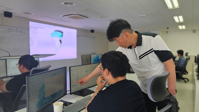 경기산학융합원이 운영하는 공정혁신시뮬레이션 재직자교육이 진행되고 있다. 사진=경기산학융합원