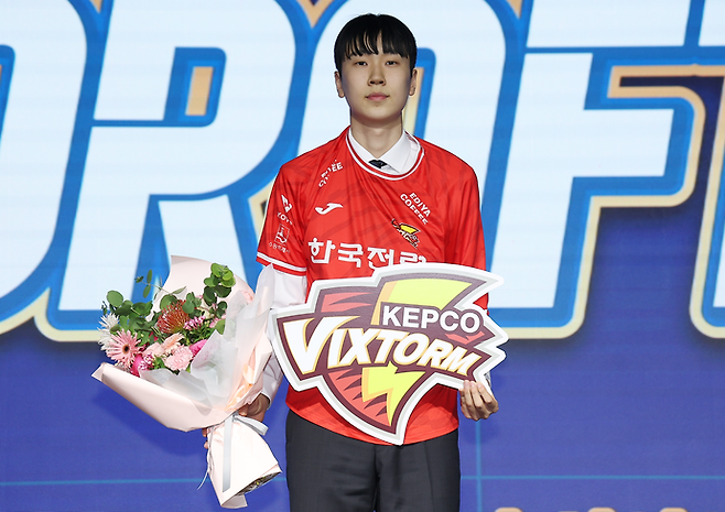 한국전력에 전체 1순위로 지명된 방강호. 연합