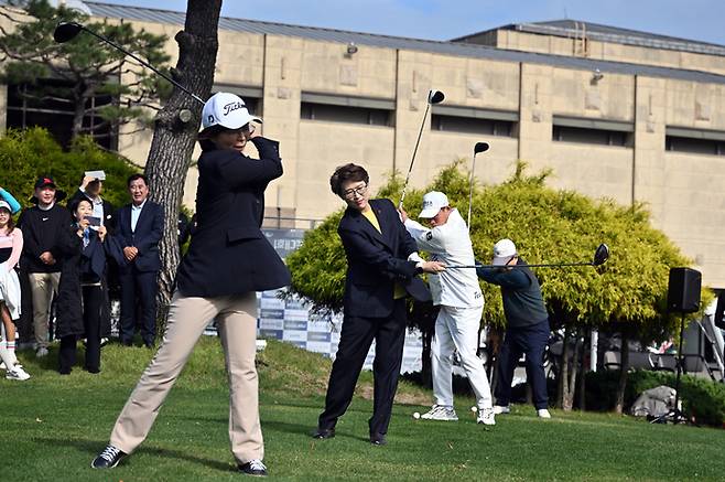지난해 10월 29일 '제3회 중부일보배 자선골프대회'에서 최윤정(오른쪽에서 3번째) 중부일보 대표이사를 비롯한 내빈들이 시타를 하고 있다. 사진=중부일보DB