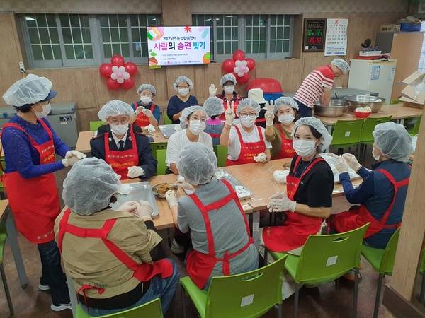 ▲ 태안노인복지관은 지난 2일 우리 민족 고유의 명절인 추석을 맞아 전통놀이와 나눔으로 채운 풍성한 추석행사를 가졌다. 태안노인복지관 제공