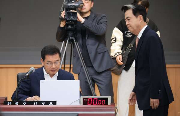 위원장에 사과하는&nbsp;김태흠&nbsp;지사