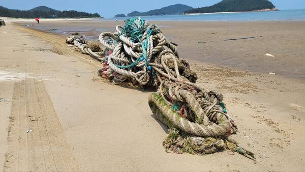 신안 임자도 대광해수욕장 모래밭에 뭍혀있던 수백kg의 로프를 4륜 오토파이 장비를 활용해 수거한 모습. 김성수 기자