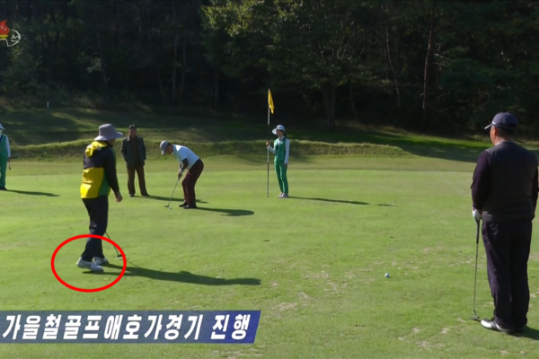 북한 평양골프장에서 '가을철 골프 애호가 경기'가 열렸다고 26일 조선중앙TV가 보도했다. 한 경기 참가자가 미국 스포츠 브랜드 나이키 신발(붉은 원)을 신고 있다. 조선중앙TV 화면