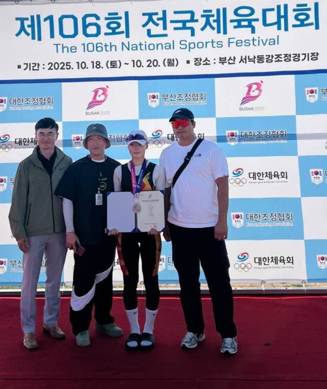 왼쪽부터 김형구 장학사, 김태훈 감독, 남다인 선수, 박유성 코치. 호산고 제공