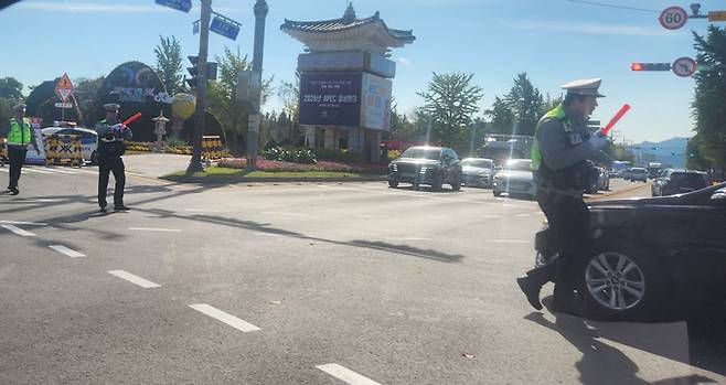 ▲ 27일 경주 보문관광단지 진입로 인근 교차로 통제 현장. 서의수 기자