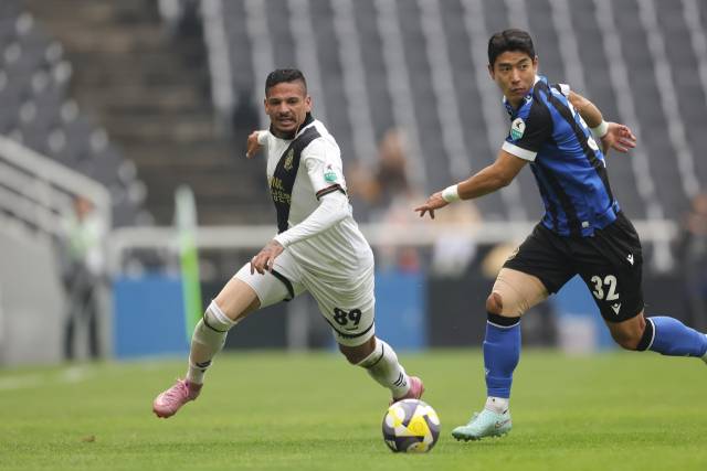 지난 26일 인천축구전용경기장에서 열린 인천유나이티드와의 원정경기에서 경남FC 단레이(왼쪽)가 볼 경합을 하고 있다./한국프로축구연맹/