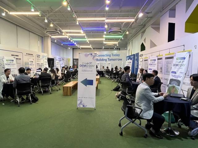 지난 23일 열린 '대구 C-Lab 액셀러레이팅 17기 데모데이'에서 1대 1 투자상담회가 진행되고 있다. 대구창조경제혁신센터 제공