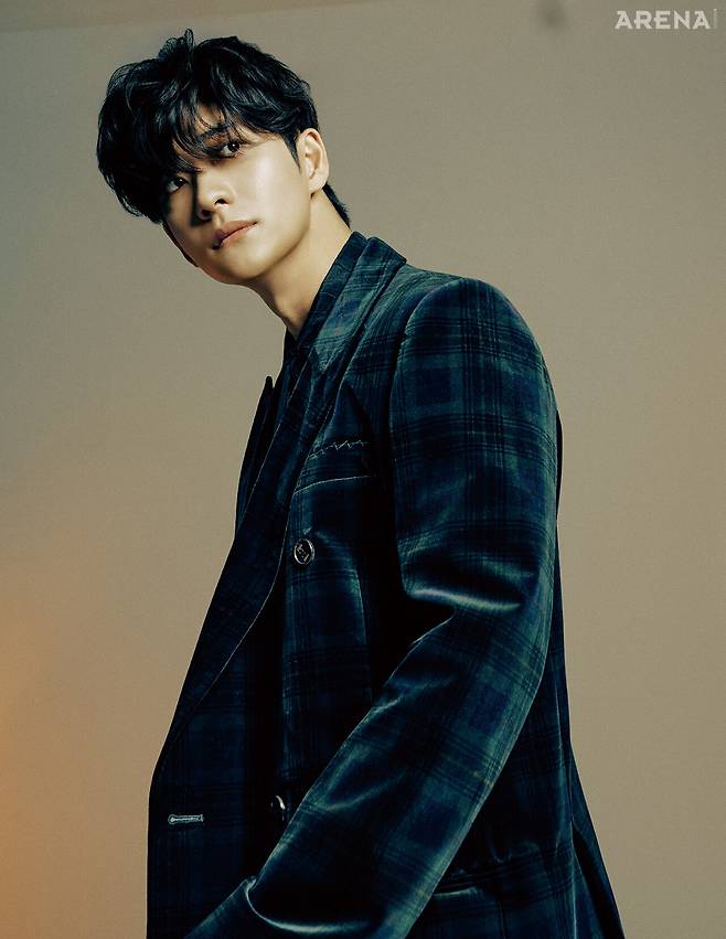 재킷·셔츠·팬츠 모두 잉크 제품.