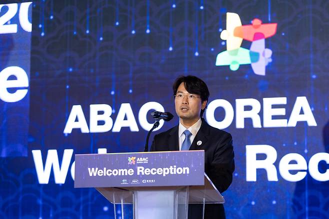 이규호 코오롱그룹 부회장이 지난 26일 부산에서 개최된 2025 APEC 기업인자문위원회(ABAC) 4차 회의에서 환영사를 하고 있다./사진=코오롱