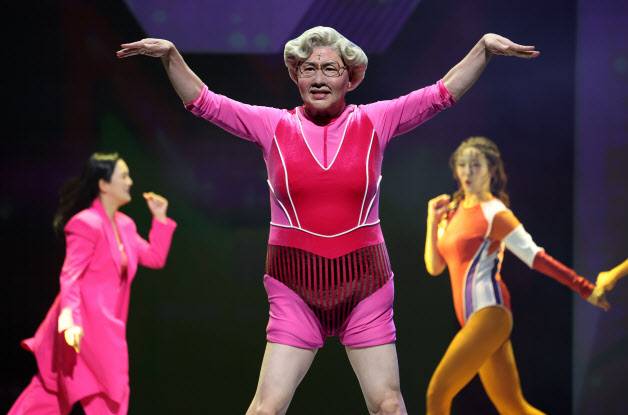 뮤지컬 ‘미세스 다웃파이어’의 한 장면. 유모 ‘미세스 다웃파이어’로 변신한 배우 정상훈이 열연을 펼치고 있다(사진=뉴시스).