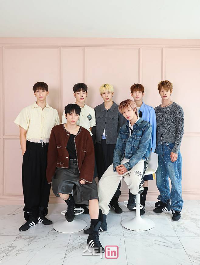 왼쪽 위부터 시계방향으로 유우, 하루, 휴이, 유키, 세이타, 토모야, 소건(사진=JYP엔터테인먼트)