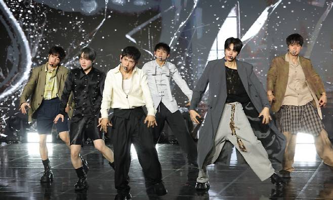 그룹 템페스트(TEMPEST)가 27일 서울 강남구 일지아트홀에서 가진 미니 7집 '애즈 아이 엠' 발매 쇼케이스에서 타이틀곡 '인 더 다크'를 선보이고 있다.(사진=뉴스1)