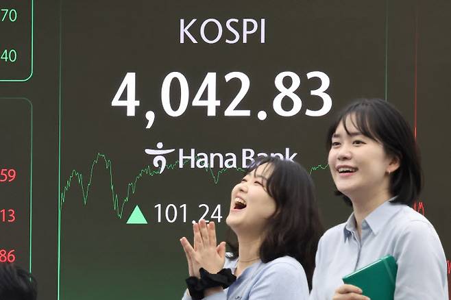 코스피가 사상 처음으로 4,000선을 돌파한 27일 서울 중구 하나은행 본점 딜링룸 현황판에 코스피가 표시돼 있다. (사진=연합뉴스)