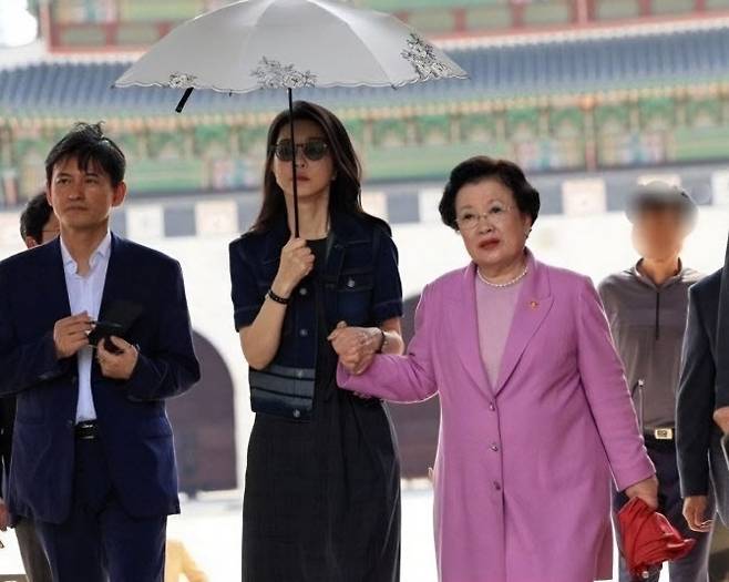 왼쪽부터 황성운 문화체육관광부 기조실장(전 대통령실 문화체육비서관), 김건희 여사, 이배용 전 국가교육위원장. (사진=김어준의 겸손은힘들다 뉴스공장 ‘주기자 라이브’)