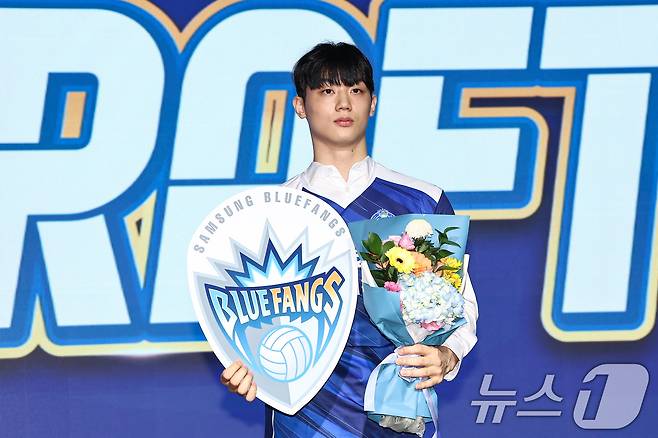 27일 서울 강서구 메이필드호텔에서 열린 2025-2026 KOVO 남자 신인선수 드래프트에서 삼성화재에 1라운드 2순위 지명된 이우진이 기념촬영을 하고 있다. 2025.10.27/뉴스1 ⓒ News1 김도우 기자