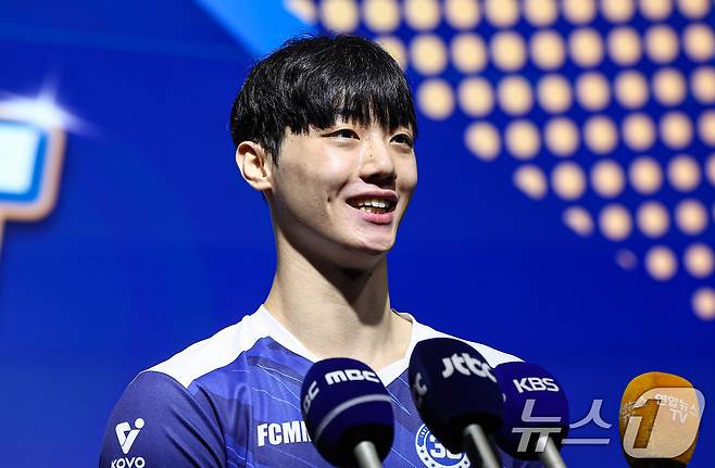 27일 서울 강서구 메이필드호텔에서 열린 2025-2026 KOVO 남자 신인선수 드래프트에서 1라운드에 지명된 삼성화재 이우진이 취재진과 인터뷰에서 미소지으며 답하고 있다. 2025.10.27/뉴스1 ⓒ News1 김도우 기자