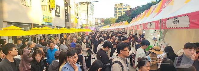 강원 원주시의 '2025 원주만두축제'가 지난 24일 원주 중앙동 전통시장과 문화의 거리, 원일로 일원에서 개막한 가운데 첫날 축제장을 찾은 시인과 관광객들이 만두 부스에서 주문 대기에 나서고 있다. 올해로 3회째 열린이 축제는 지난 26일까지 3일간 열린다. 2025.10.24/뉴스1 ⓒ News1 신관호 기자