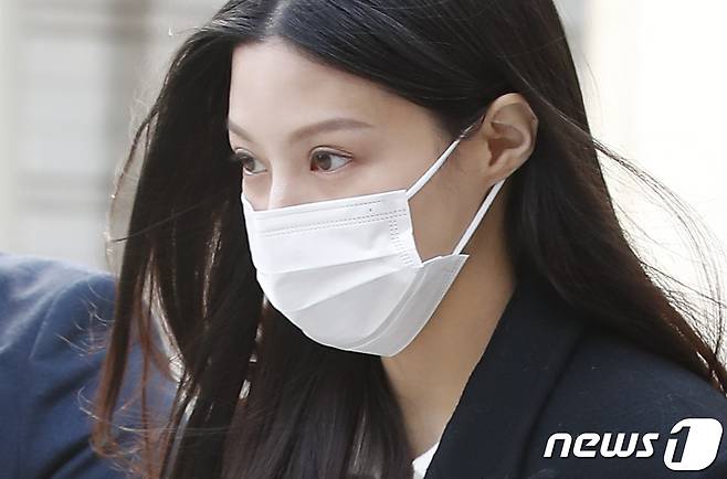 조국 전 법무부 장관 딸 조민 씨가 22일 오전 서초구 서울중앙지방법원에서 열린 선고 공판을 마친 뒤 법정을 나서고 있다. 2024.3.22/뉴스1 ⓒ News1 권현진 기자