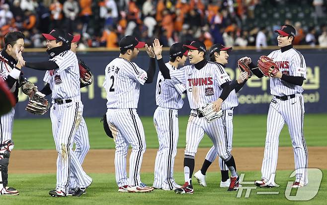 27일 서울 잠실야구장에서 열린 프로야구 2025 신한 SOL뱅크 KBO 포스트시즌 한국시리즈 2차전 한화 이글스와 LG 트윈스의 경기에서 LG 선수들이 13-5로 승리를 거둔 후 하이파이브를 하고 있다. 2025.10.27/뉴스1 ⓒ News1 김성진 기자