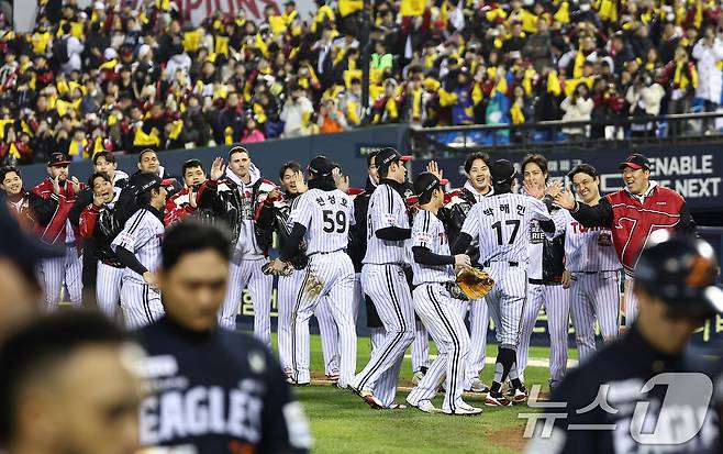 27일 서울 송파구 잠실야구장에서 열린 프로야구 2025 신한 SOL뱅크 KBO 포스트시즌 한국시리즈 2차전 한화 이글스와 LG 트윈스의 경기, LG 선수들이 13대 5 승리 후 기쁨을 나누고 있다. 2025.10.27/뉴스1 ⓒ News1 김도우 기자