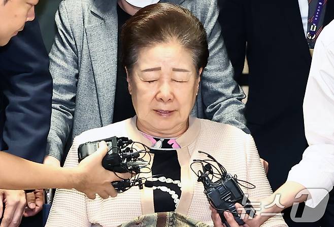 불법 정치 자금 제공 혐의를 받는 한학자 통일교 총재가 17일 오후 서울 종로구 김건희 특검팀(특별검사 민중기) 사무실에서 나오고 있다. 2025.9.17/뉴스1 ⓒ News1 김민지 기자