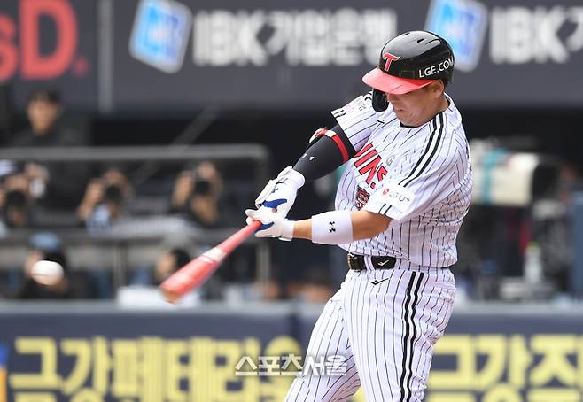 LG 김현수가 26일 잠실구장에서 열린 2025 KBO리그 한화와의 한국시리즈 1차전 1회말 1사 1-3루 상황에서 1타점 내야땅볼을 치고 있다. 잠실 | 박진업 기자 upandup@sportsseoul.com