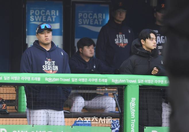 한화 류현진과 문동주가 26일 서울 잠실구장에서 열린 2025 KBO 포스트시즌 한국시리즈 1차전 LG와 경기 9회초 마지막 공격을 지켜보고 있다. 잠실 | 최승섭기자 thunder@sportsseoul.com