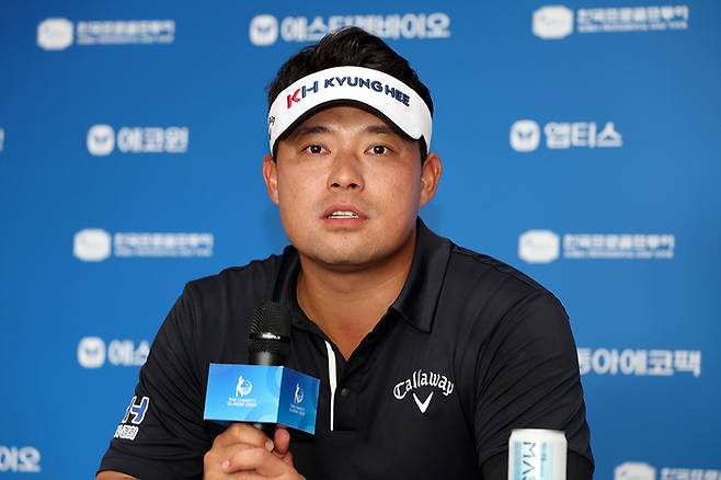 PGA투어 입성에 성공한 이승택이 16일 서원밸리CC에서 열린 KPGA투어 더 채리티 클래식 2025 1라운드를 치른 뒤 밝은 표정으로 인터뷰하고 있다. 사진 | KPGA