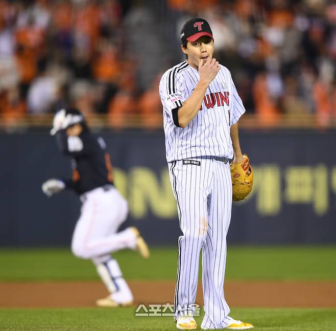LG 선발투수 임찬규가 27일 서울 잠실구장에서 열린 2025 KBO 포스트시즌 한국시리즈 2차전 한화와 경기 1회초 1사1루 상대 문현빈에 홈런을 허용한 후 아쉬워하고 있다. 잠실 | 최승섭기자 thunder@sportsseoul.com