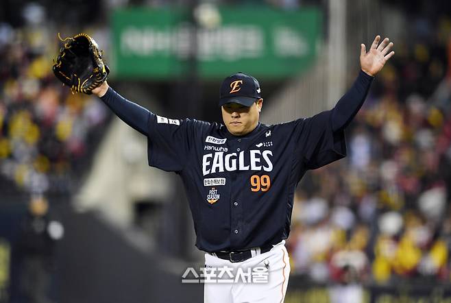 한화 선발투수 류현진이 27일 잠실구장에서 열린 2025 KBO리그 LG와 한국시리즈 2차전 2회말 역전을 허용하는 5실점으로 이닝을 마친 뒤 더그아웃으로 들어가고 있다. 류현진은 3이닝 7피안타 1사사구 7실점을 기록했다. 잠실 | 박진업 기자 upandup@sportsseoul.com