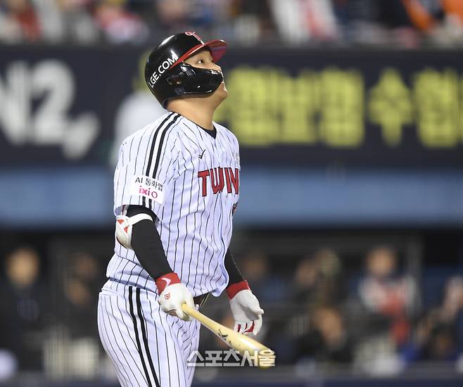 LG 문보경이 27일 서울 잠실구장에서 열린 2025 KBO 포스트시즌 한국시리즈 2차전 한화와 경기 4회말 2사만루 싹쓸이 2루타를 친 후 타구를 바라보고 있다. 잠실 | 최승섭기자 thunder@sportsseoul.com