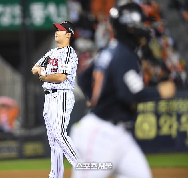 LG 투수 김영우가 27일 서울 잠실구장에서 열린 2025 KBO 포스트시즌 한국시리즈 2차전 한화와 경기 4회초 2사만루 상대 문현빈에 볼넷을 허용한 후 아쉬워하고 있다. 잠실 | 최승섭기자 thunder@sportsseoul.com
