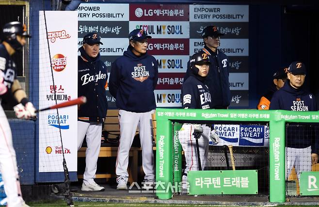 한화 김경문 감독이 27일 서울 잠실구장에서 열린 2025 KBO 포스트시즌 한국시리즈 2차전 LG와 경기를 지켜보고 있다. 잠실 | 최승섭기자 thunder@sportsseoul.com